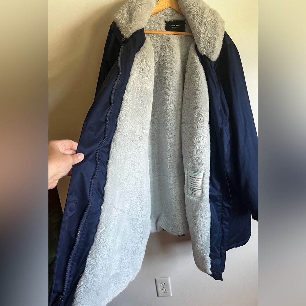 Torrid 5x Navy Hooded Sherpa Parka Coat with gray sherpa lining - Picture 13 of 16